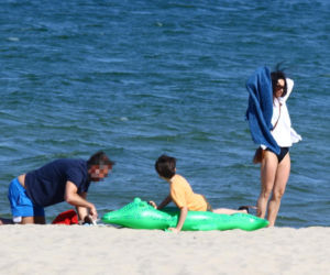 Marta Kaczyńska z mężem i synem na plaży