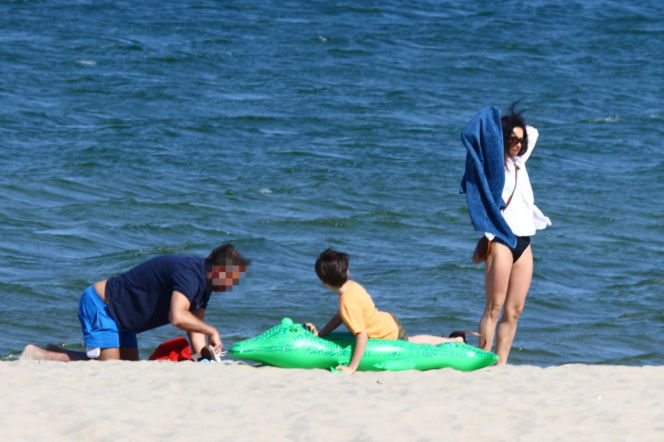 Marta Kaczyńska z mężem i synem na plaży
