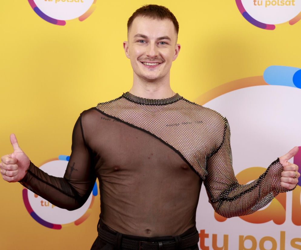 Tancerz Kacper Rutka w czarnej, prześwitującej koszulce unosi kciuki. O nowym trenerze show przeczytasz w serwisie Eska.
