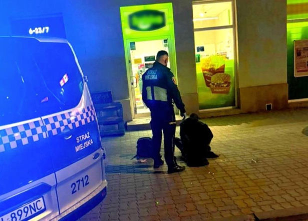 39-latek wpadł w szał w sklepie. Groził pracownicy rurką i zaatakował mundurowych