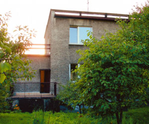 Dom typu kostka z lat 50. został przebudowany