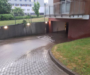 Pozalewane garaże, połamane drzewa. Nawałnica nad powiatem ostródzkim
