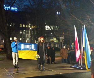 Manifestacja przeciwko wojnie na Ukrainie na placu Solidarności w Szczecinie