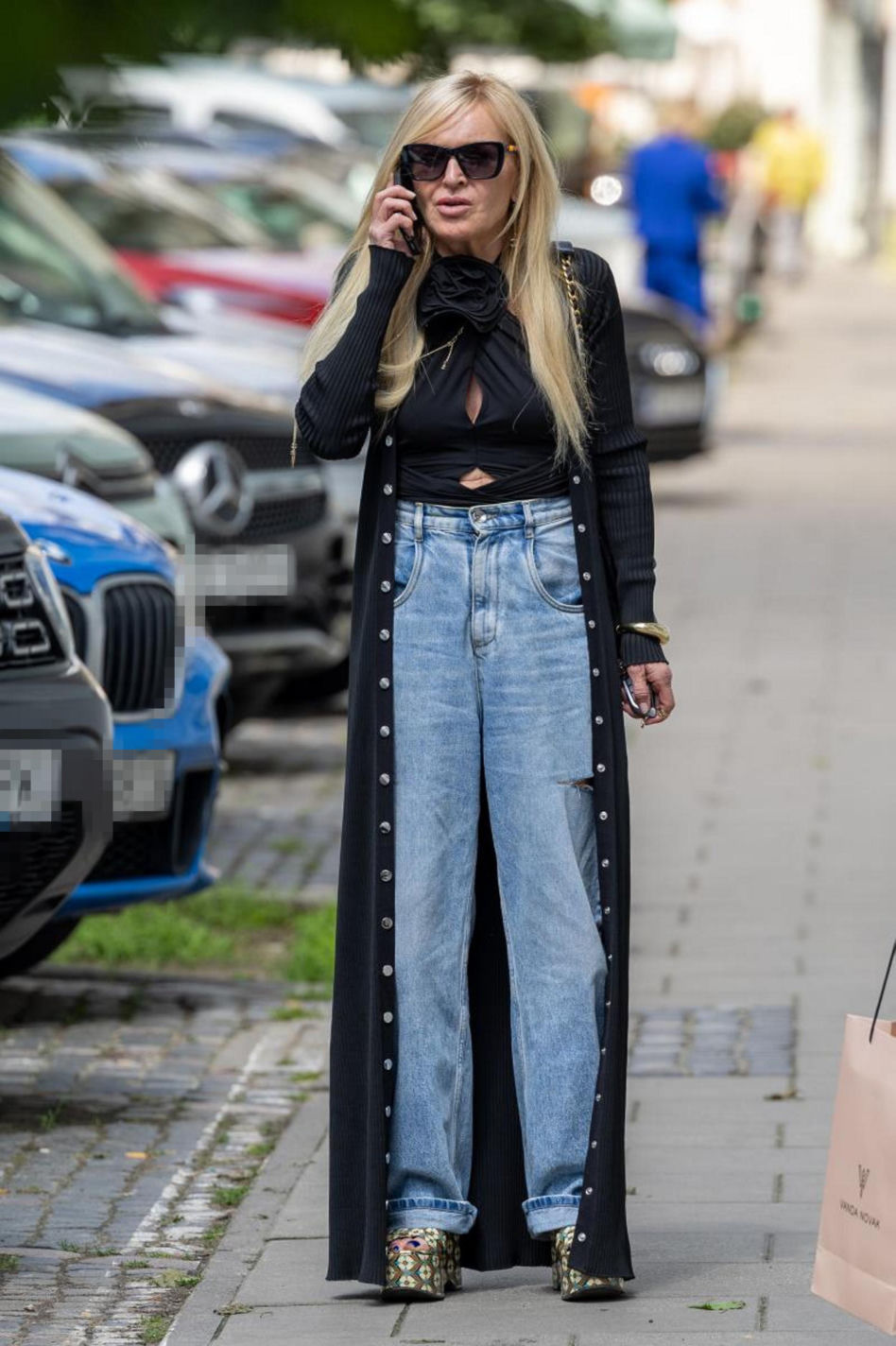 Monika Olejnik w butach Miu Miu za krocie i porwanych dżinsach! Ta stylizacja szokuje