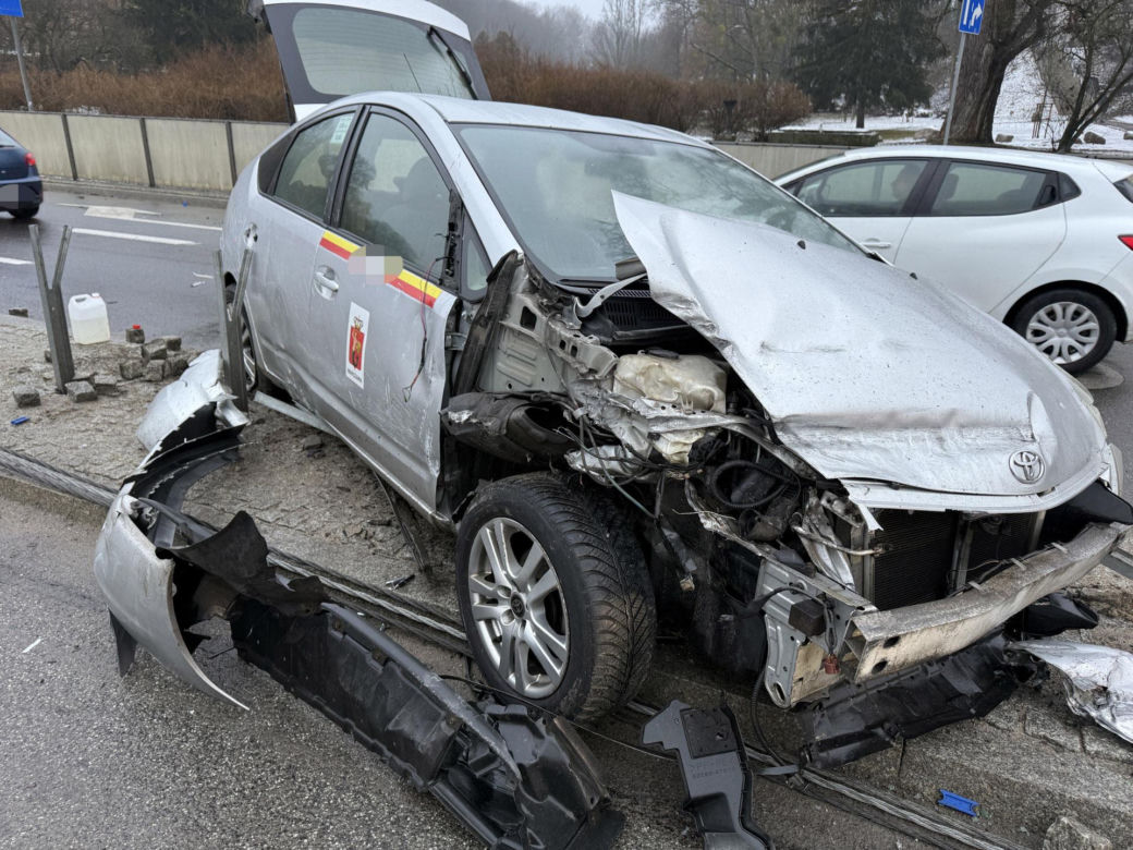 Stalowe liny wychłostały przejeżdżające samochody