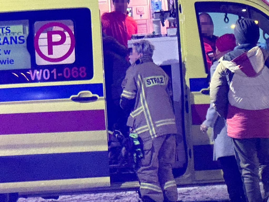 Pożar domu w Raszynie. Mała dziewczynka podtruta dymem, mężczyzna poparzony
