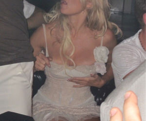 Pamela Anderson skończyła 44 lata, ale piersi ma 2 razy młodsze