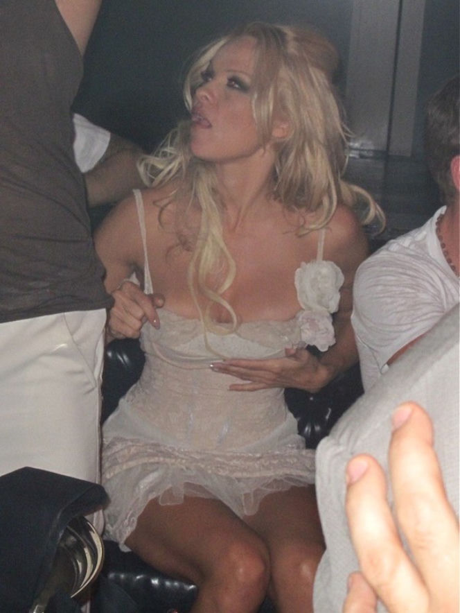 Pamela Anderson skończyła 44 lata, ale piersi ma 2 razy młodsze