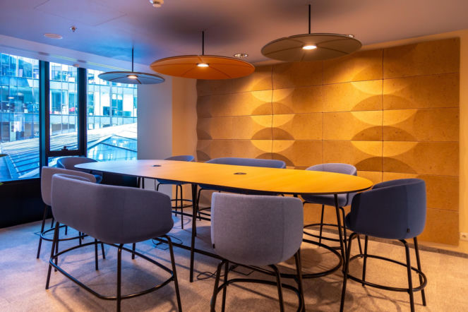 Ściany fakturowane dobrze rozpraszają dźwięki. Na gładkie płaszczyzny można więc nakleić dekoracyjne panele gipsowe