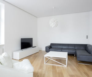 Biały salon w stylu minimalistycznym