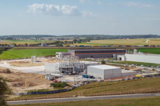 Nowa fabryka za 100 mln zł powstaje pod Opolem. Jej 63-metrowa wieża zdominuje krajobraz