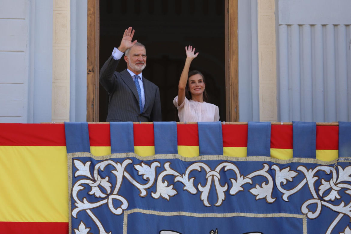 Królowa runęła na ziemię na oczach tłumu! Wszystko się nagrało