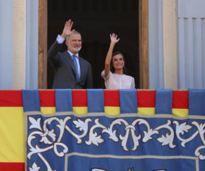 Królowa runęła na ziemię na oczach tłumu! Wszystko się nagrało