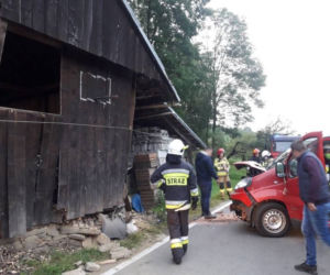 Kicznia. Uderzył samochodem w budynek. Wszystko przez dzikie zwierzę