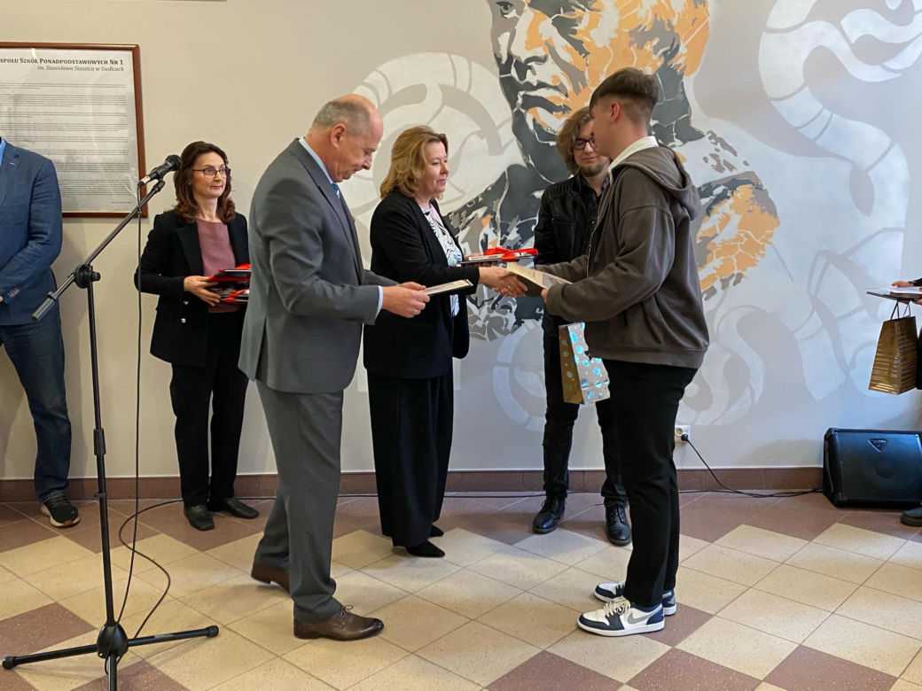 Uczniowie ZSP nr 1 stworzyli mural na ścianach szkoły. Grafika przedstawia patrona placówki