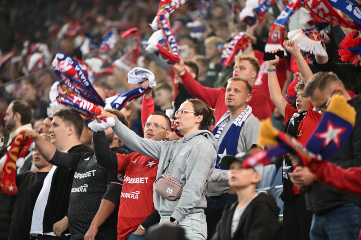 Tak kibice Wisły Kraków bawili się na trybunach. Znajdź się na zdjęciach