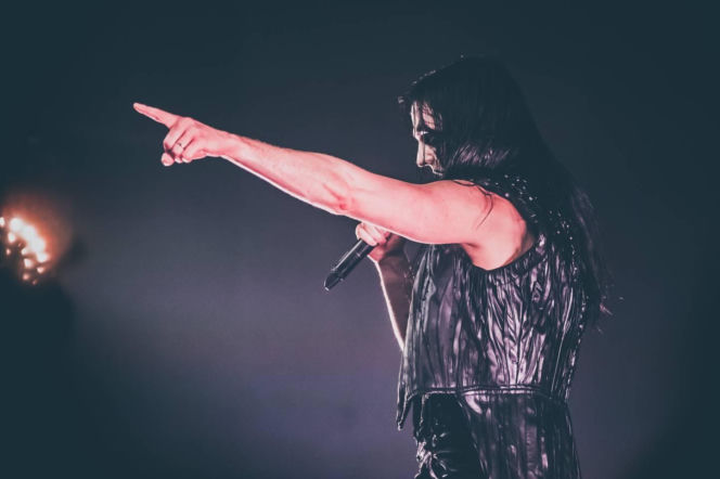 Skrupulatnie wyreżyserowany groteskowy spektakl okraszony nutą surrealizmu – Avatar zawładną Warszawą [RELACJA]