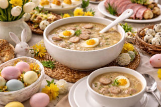 Ten jeden składnik odmieni smak wielkanocnego żurku. Goście będą zachwyceni