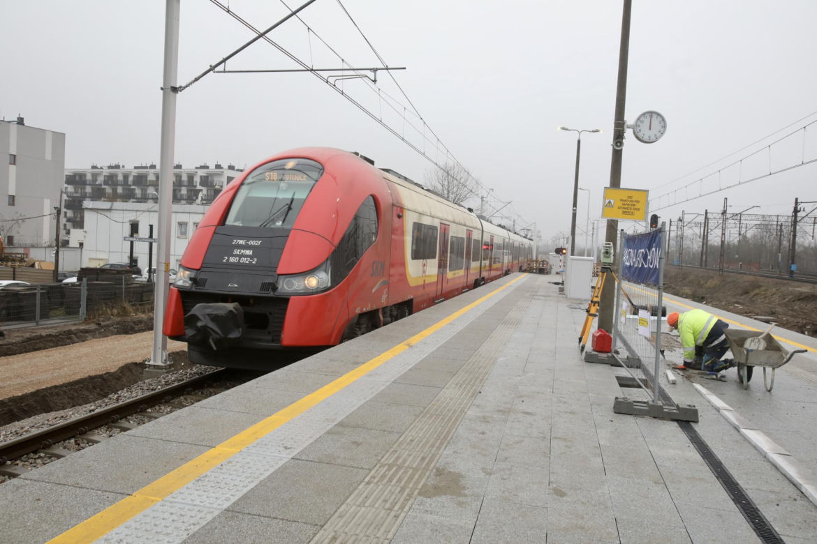 Dojście do nowej stacji przez błoto i plac budowy. PKP Warszawa Grochów jak tor przeszkód 