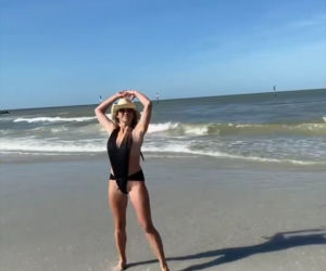 Kajra w bikini o krok od wpadki