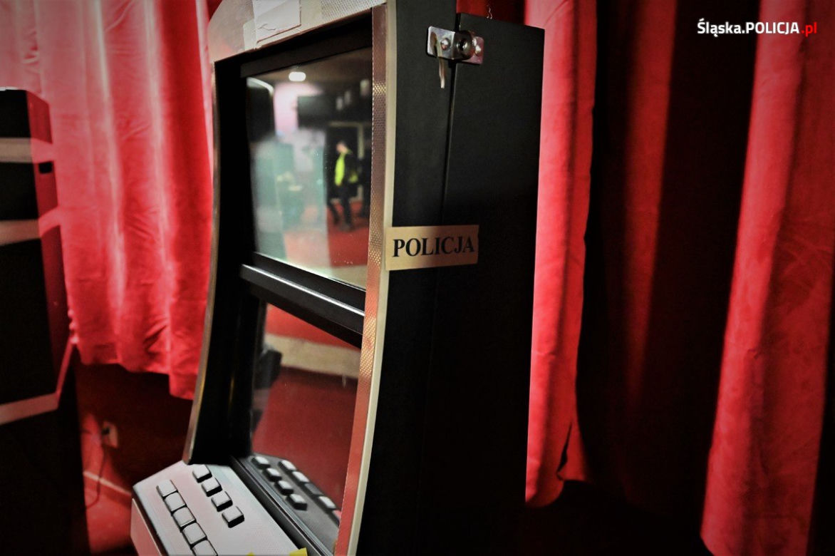 Policjanci rozbili grupę przestępczą. Organizowała ona nielegalne gry na automatach