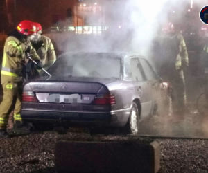 Pijany sprzedawca choinek podpalił mercedesa