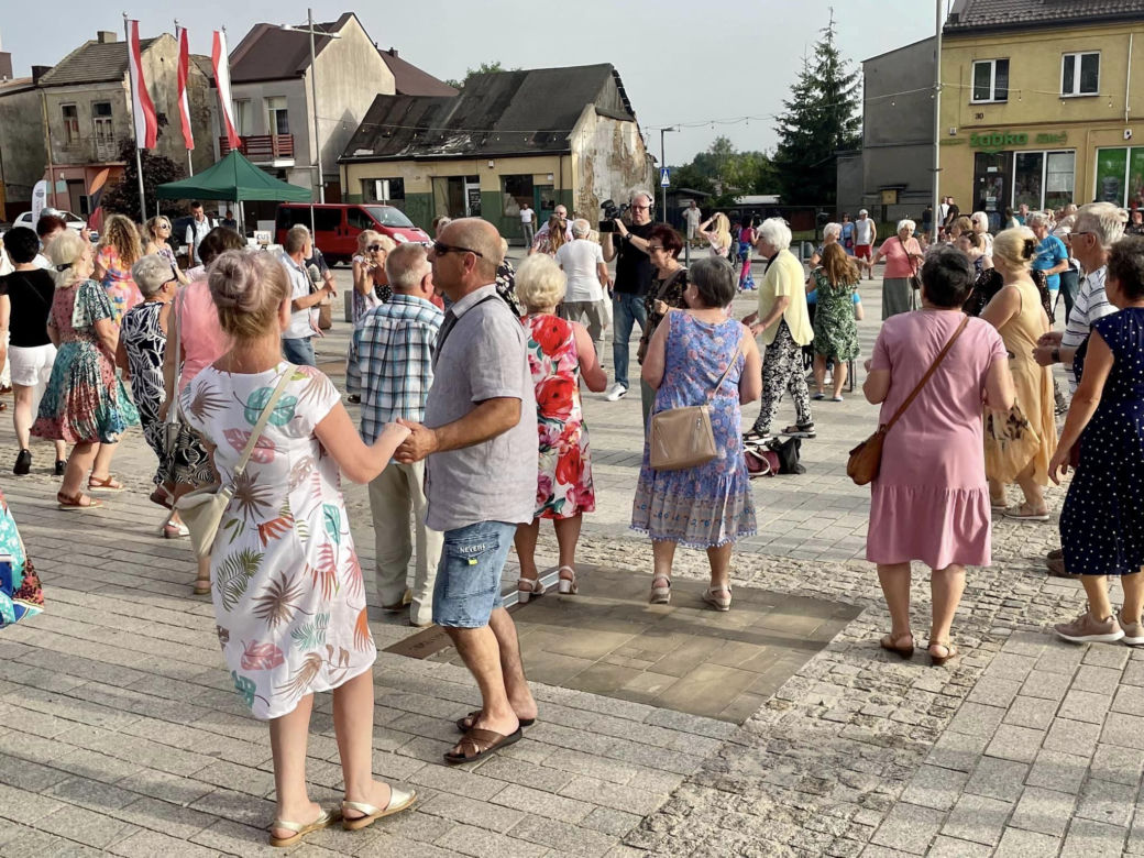 POTAŃCÓWKA NA RYNKU. Tak bawią się mieszkańcy Starachowic