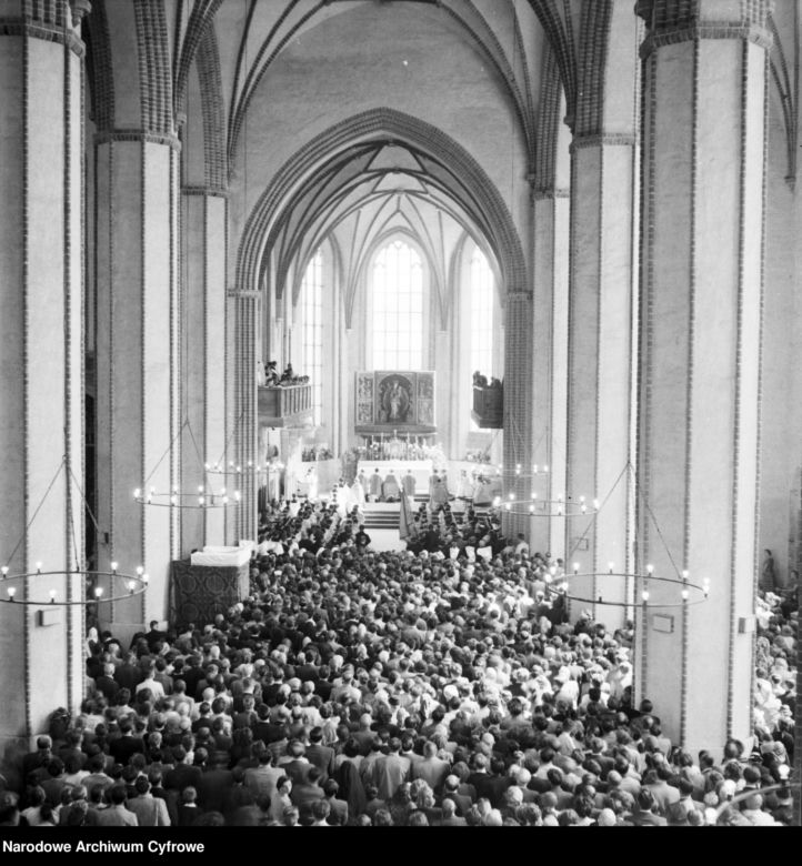 Uroczystość Bożego Ciała w Warszawie celebrowana przez Prymasa Polski kardynała Stefana Wyszyńskiego - 1957 rok