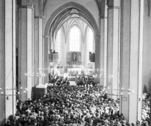 Uroczystość Bożego Ciała w Warszawie celebrowana przez Prymasa Polski kardynała Stefana Wyszyńskiego - 1957 rok