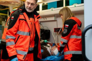 Na sygnale. Pacjent kradnie karetkę i ucieka w siną dal