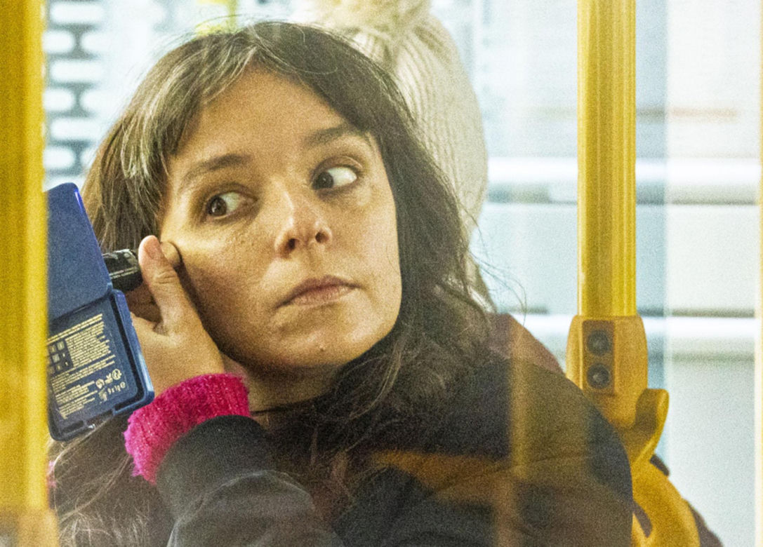 Jachira maluje się w tramwaju