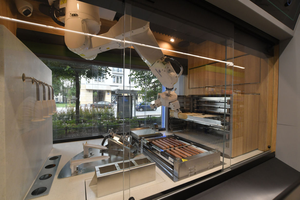  Warszawa miastem robotów. Parzą kawę, przynoszą paczki, dostarczają pizzę i śpiewają Sto lat