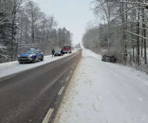 Fatalne warunki na drogach w Podlaskiem. Wypadki i samochody w rowach [ZDJĘCIA]