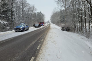 Fatalne warunki na drogach w Podlaskiem. Wypadki i samochody w rowach [ZDJĘCIA]