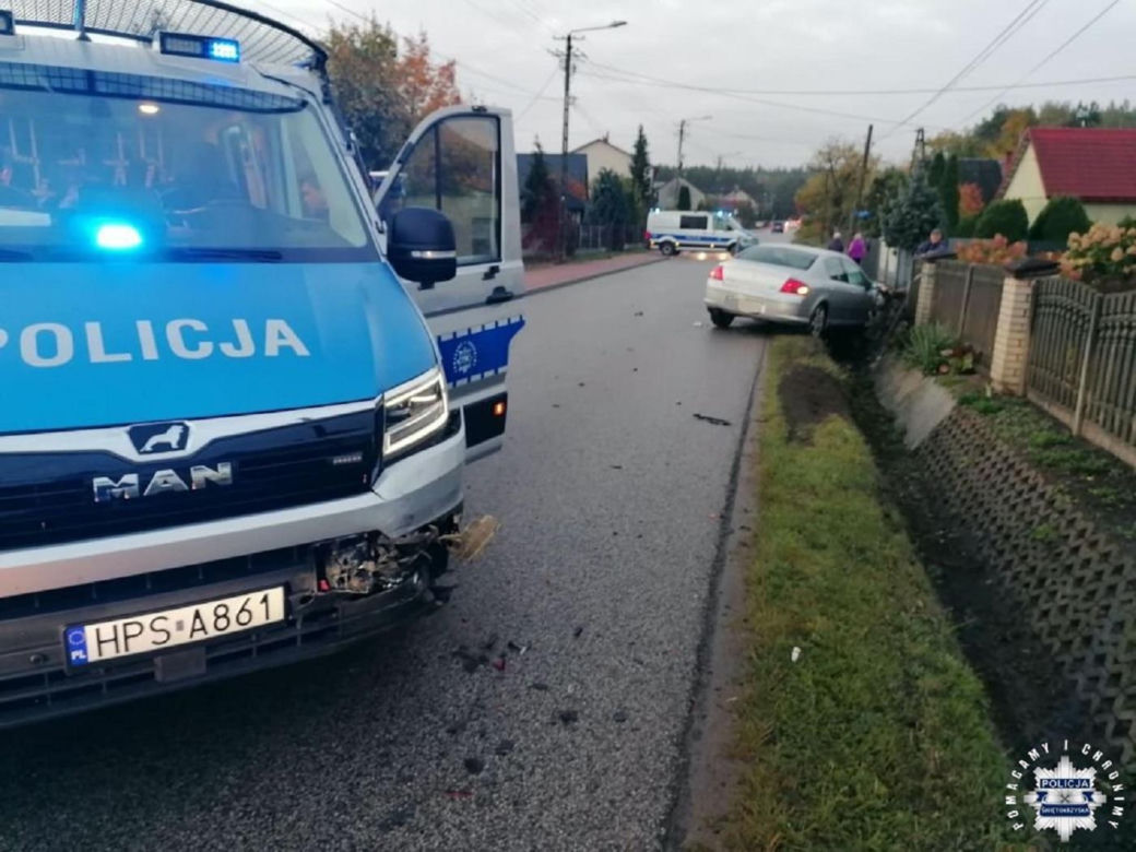 Pościg na DK74 pod Kielcami. 22-latek uderzył w radiowóz i próbował uciekać pieszo