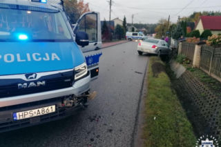 Pościg na DK74 pod Kielcami. 22-latek uderzył w radiowóz i próbował uciekać pieszo