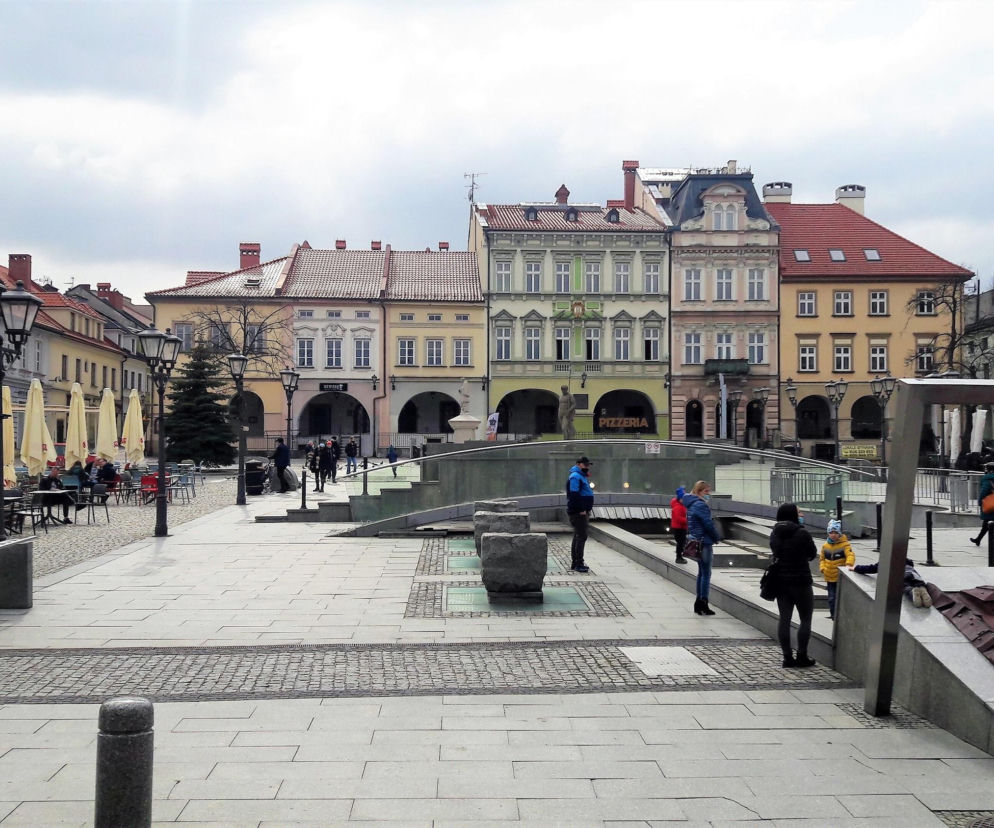 Zabytkowy rynek w Bielsku-Białej z kolorowymi kamienicami. Więcej o tym pięknym mieście na Śląsku w serwisie Eska Śląskie.
