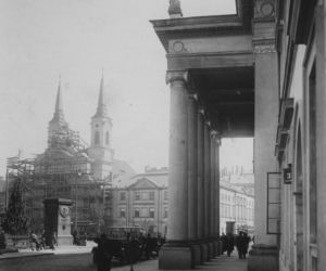 Warszawa dawniej i dziś. Studnia przed placem Krasińskich