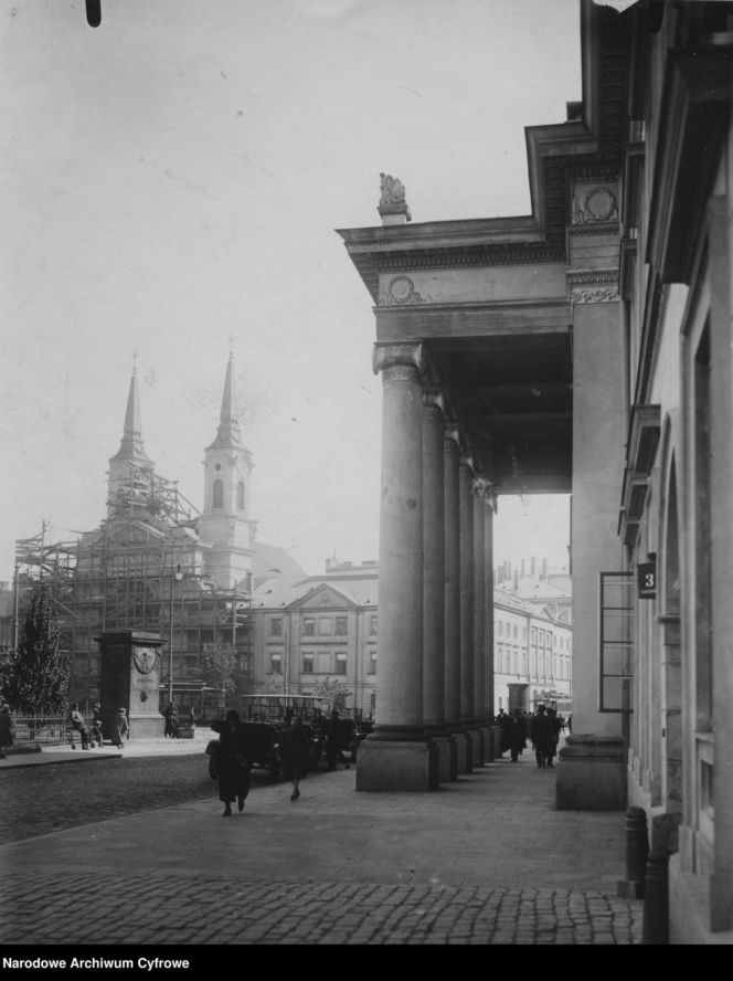 Warszawa dawniej i dziś. Studnia przed placem Krasińskich