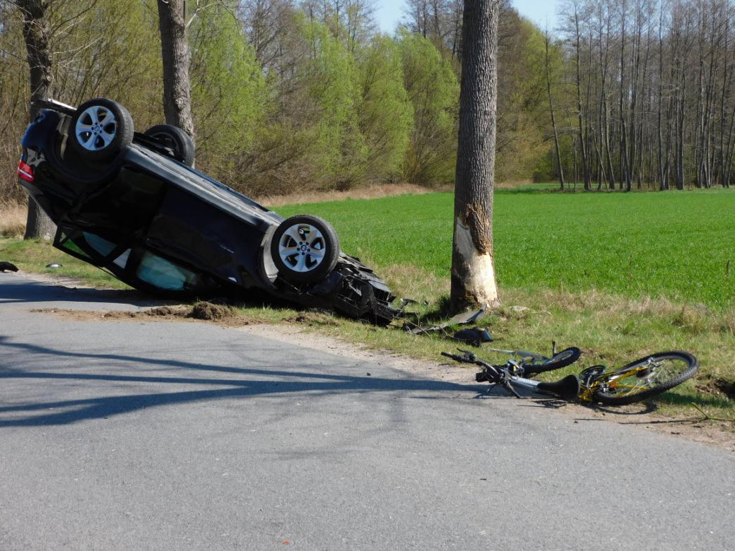  Jaktorów: 15-latek na rowerze wpadł pod samochód. Auto dachowało, są ranni