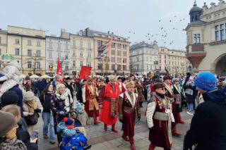 Tłumy na Orszaku Trzech Króli w Krakowie. Rynek wypełnił się po brzegi