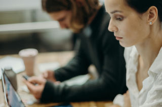 Rz: Mniej kobiet w zarządach. Szklany sufit w Polsce ma się dobrze