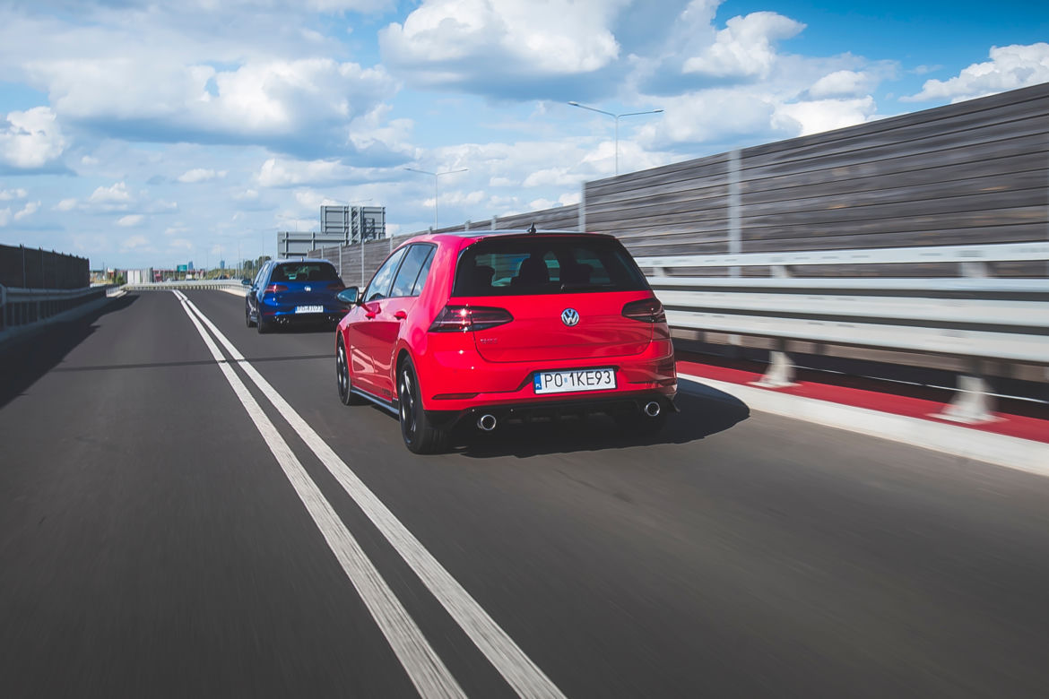 Volkswagen Golf GTI TCR 5D 2.0 TSI 290 KM DSG7 vs. Volkswagen Golf R 5D 2.0 TSI 300 KM DSG7 4Motion