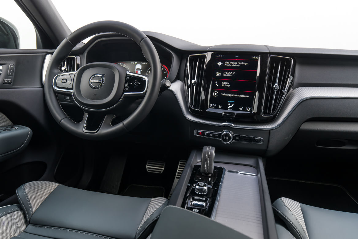 Volvo XC60 B4 Mild Hybrid FWD AT8 Momentum