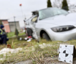 18-letni kierowca bmw walczy o życie po zderzeniu z autobusem. Do szpitala zabrał go śmigłowiec LPR