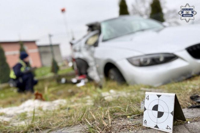 18-letni kierowca bmw walczy o życie po zderzeniu z autobusem. Do szpitala zabrał go śmigłowiec LPR