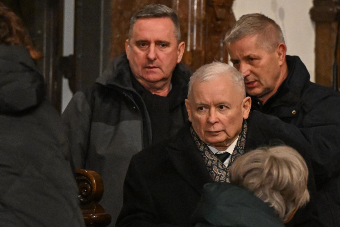 Kaczyński ściśnięty w tłoku pod pomnikiem smoleńskim