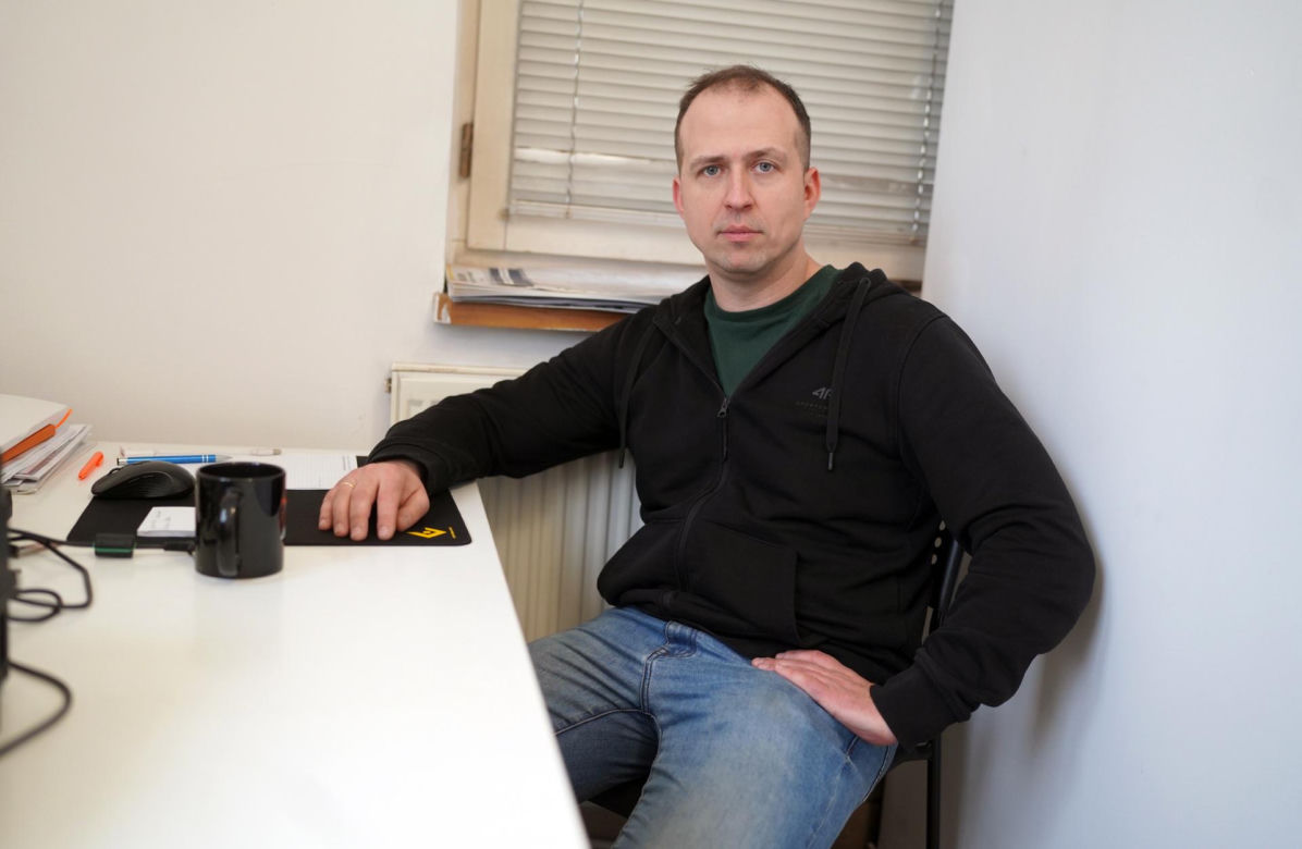 Uzbrojeni funkcjonariusze wtargnęli o świcie. YouTuber skuty przy płaczących dzieciach