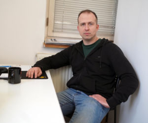 Uzbrojeni funkcjonariusze wtargnęli o świcie. YouTuber skuty przy płaczących dzieciach