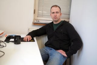 Uzbrojeni funkcjonariusze wtargnęli o świcie. YouTuber skuty przy płaczących dzieciach